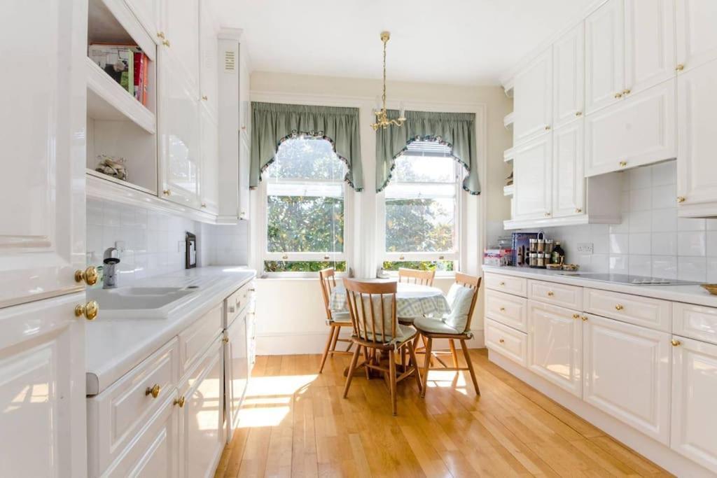 Large 3 Bed Flat In Central Wimbledon Лондон Екстериор снимка