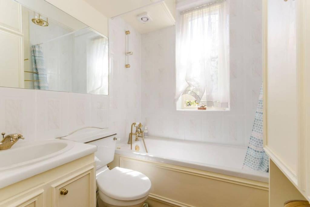 Large 3 Bed Flat In Central Wimbledon Лондон Екстериор снимка