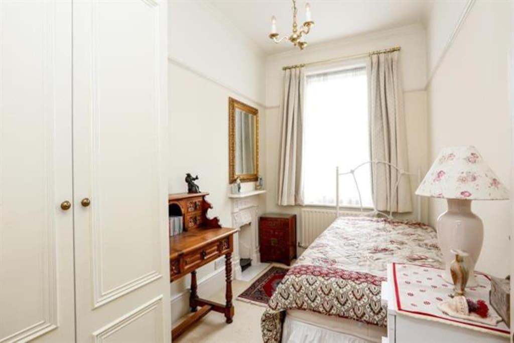 Large 3 Bed Flat In Central Wimbledon Лондон Екстериор снимка