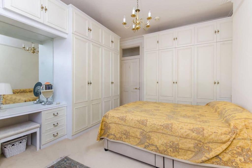 Large 3 Bed Flat In Central Wimbledon Лондон Екстериор снимка