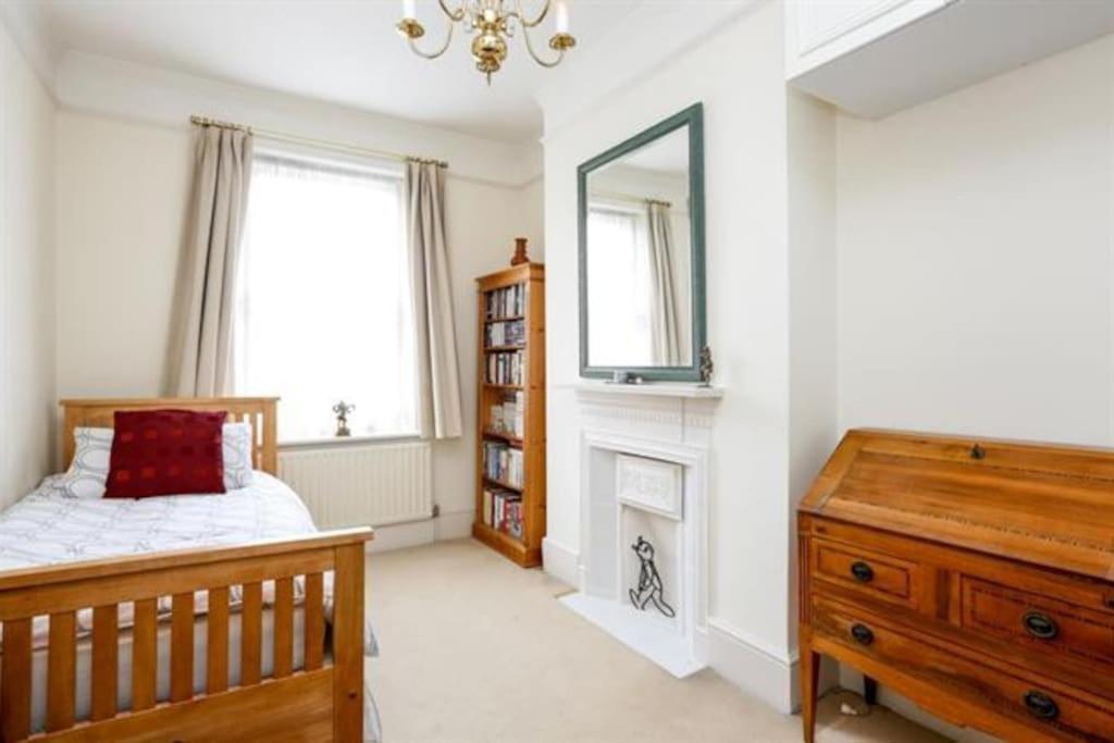 Large 3 Bed Flat In Central Wimbledon Лондон Екстериор снимка